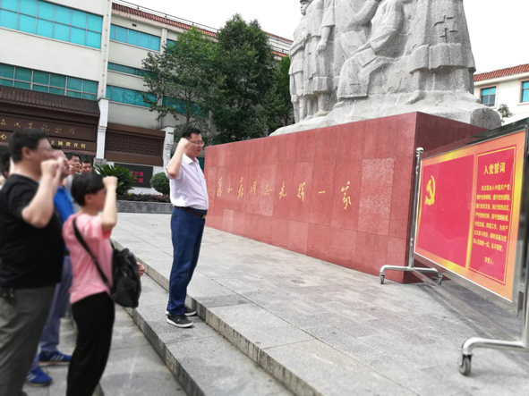 不忘初心跟黨走,牢記使命争先鋒 不忘初心跟黨走,牢記使命争先鋒
